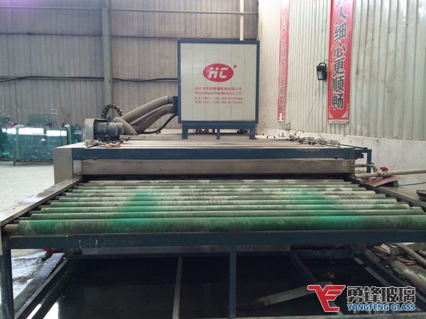 勇锋钢化玻璃生产设备：洗片机